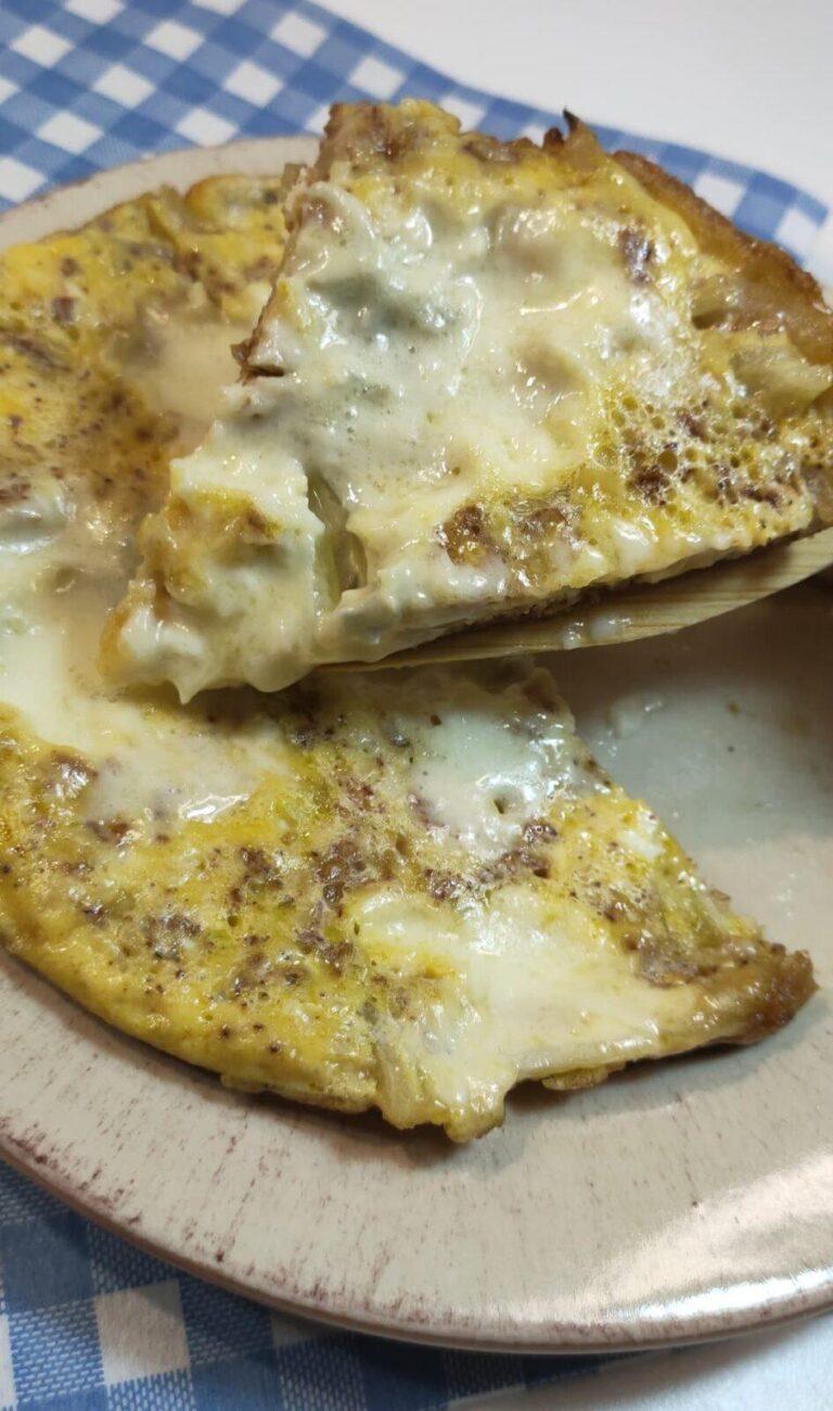 Frittata con gorgonzola, noci e cipolla: morbida e saporita