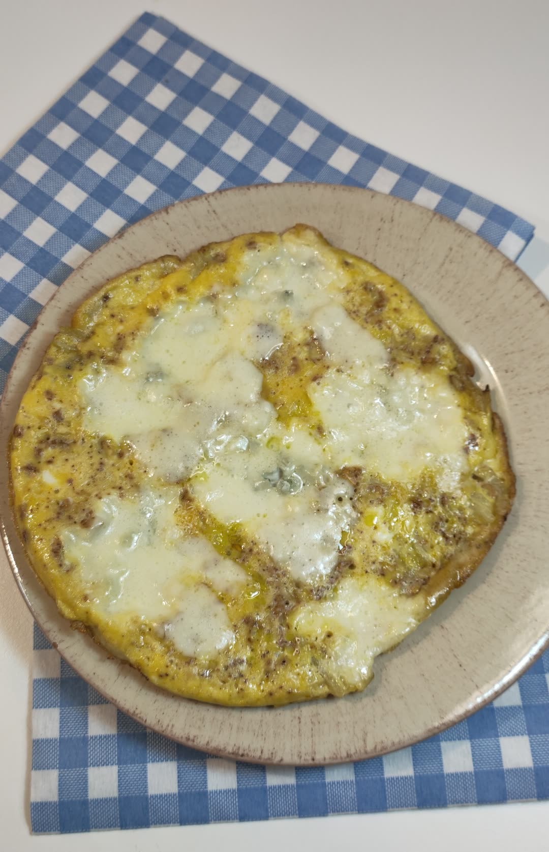 fetta di frittata morbida con gorgonzola noci e cipolla
