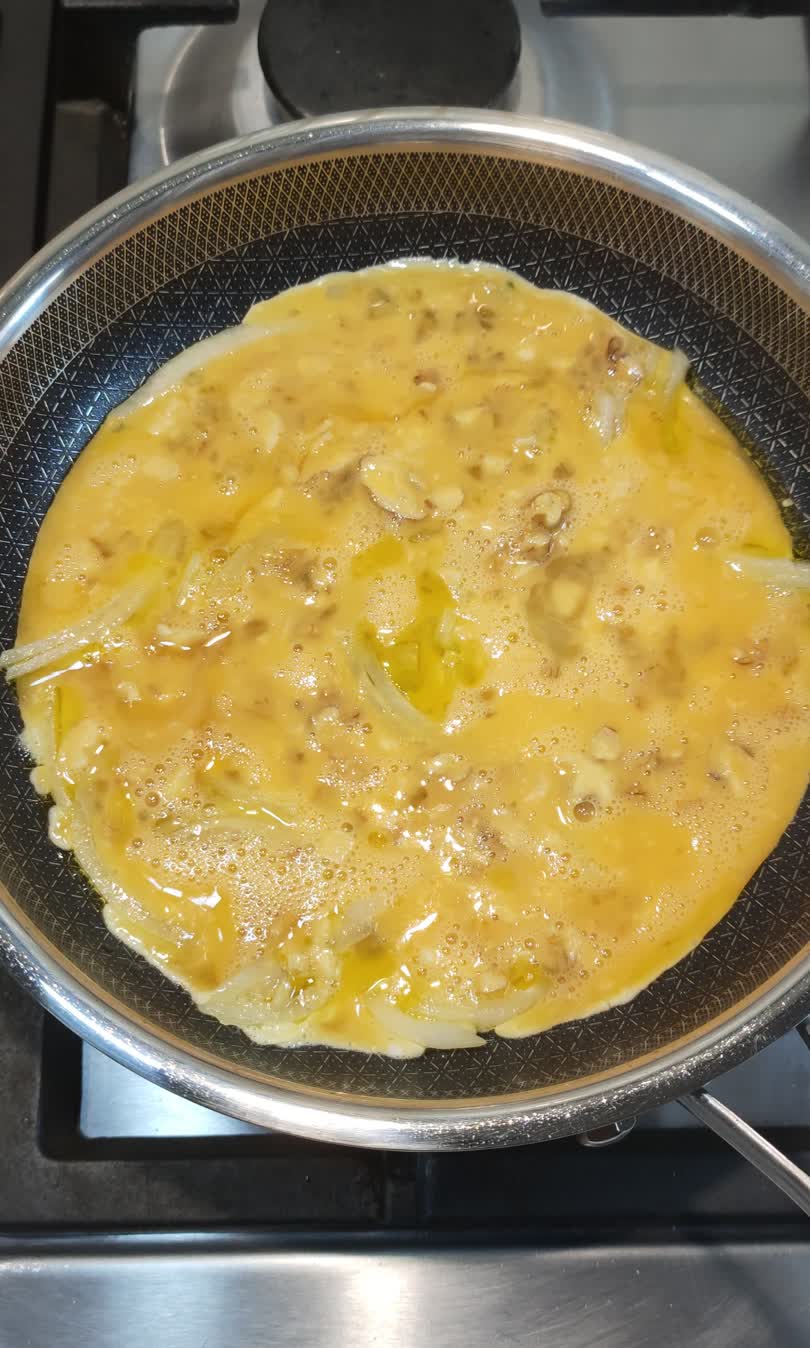 versare il composto di uova nella padella con la cipolla soffritta
