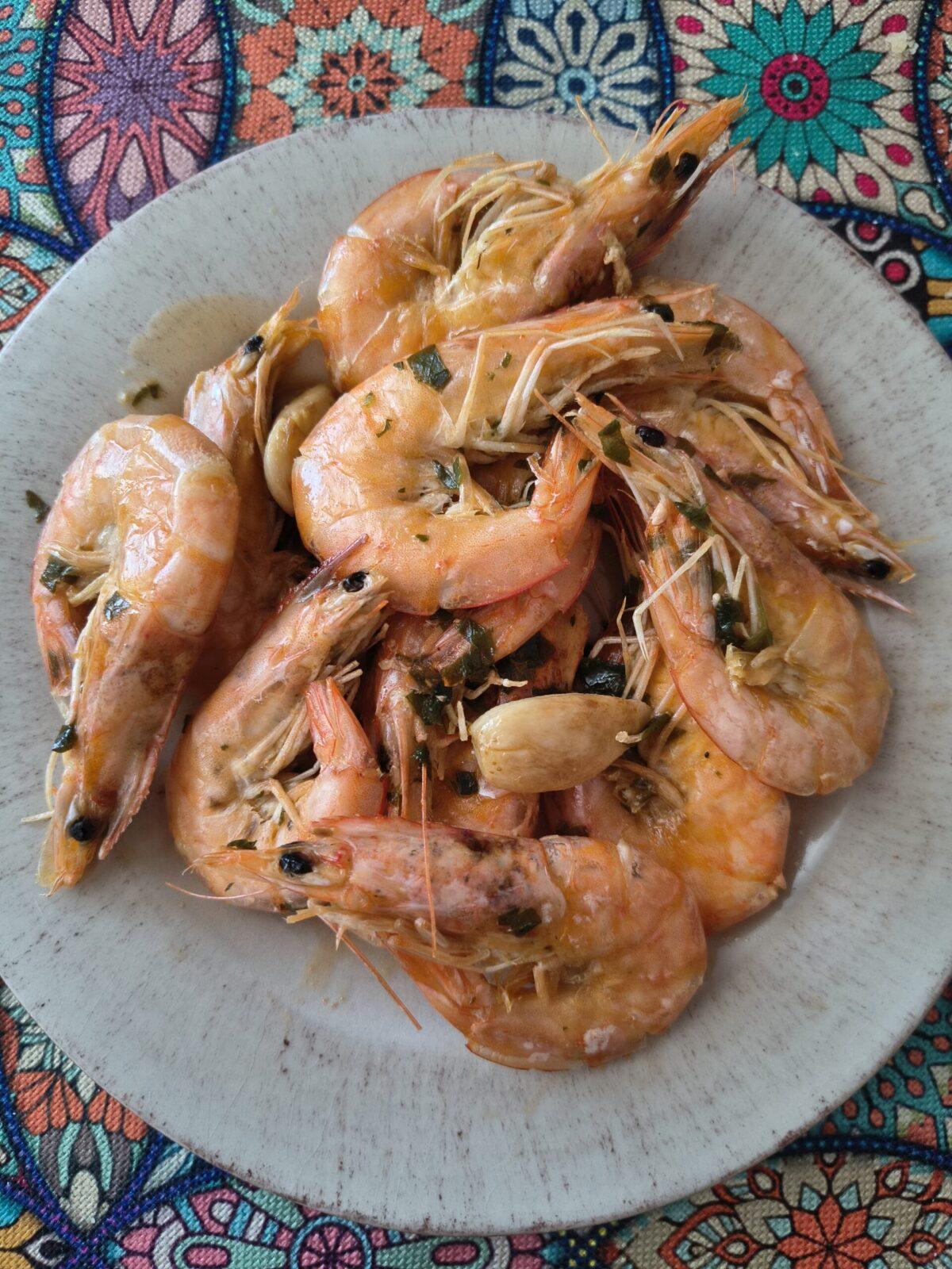 gamberi cucinati in padella con limone al mediterraneo serviti a tavola