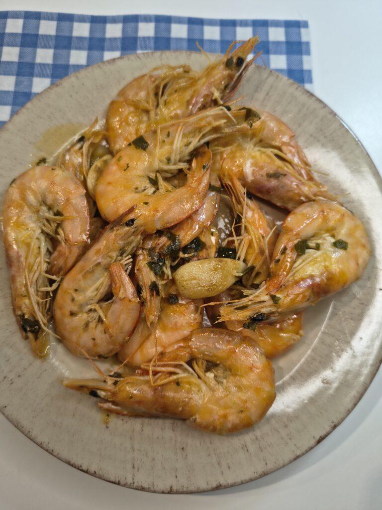 gamberi in padella al limone serviti caldi con sughetto naturale.