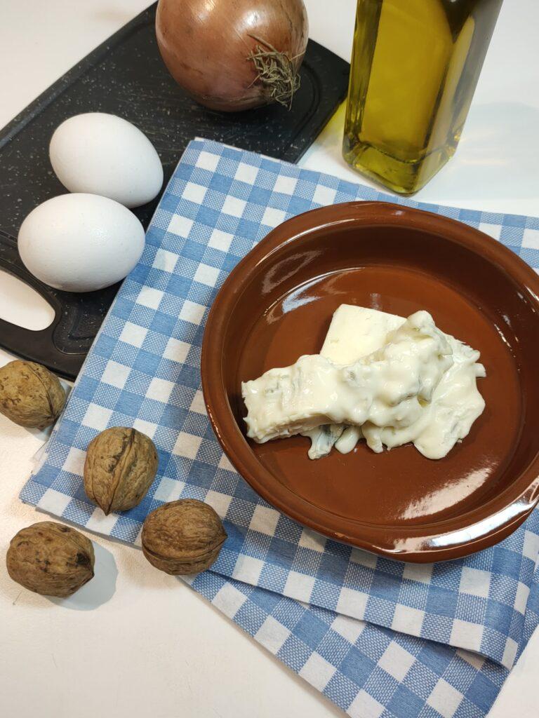 uova, gorgonzola, olio evo e noci - ingredienti principali di questa frittata