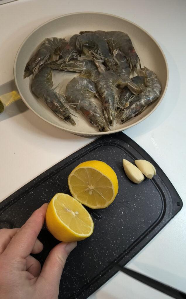 gamberi freschi mazzancolle prima della pulizia e limone per il succo
