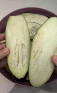 Melanzane a fette pronte per ammollo