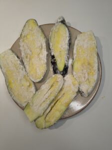 Melanzane infarinate pronte per frittura