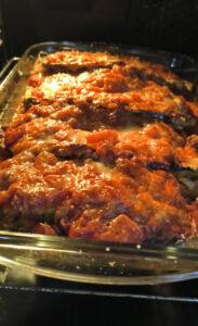 Parmigiana di melanzane in forno durante la cottura