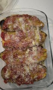 Parmigiana di melanzane pronta per il forno cottura