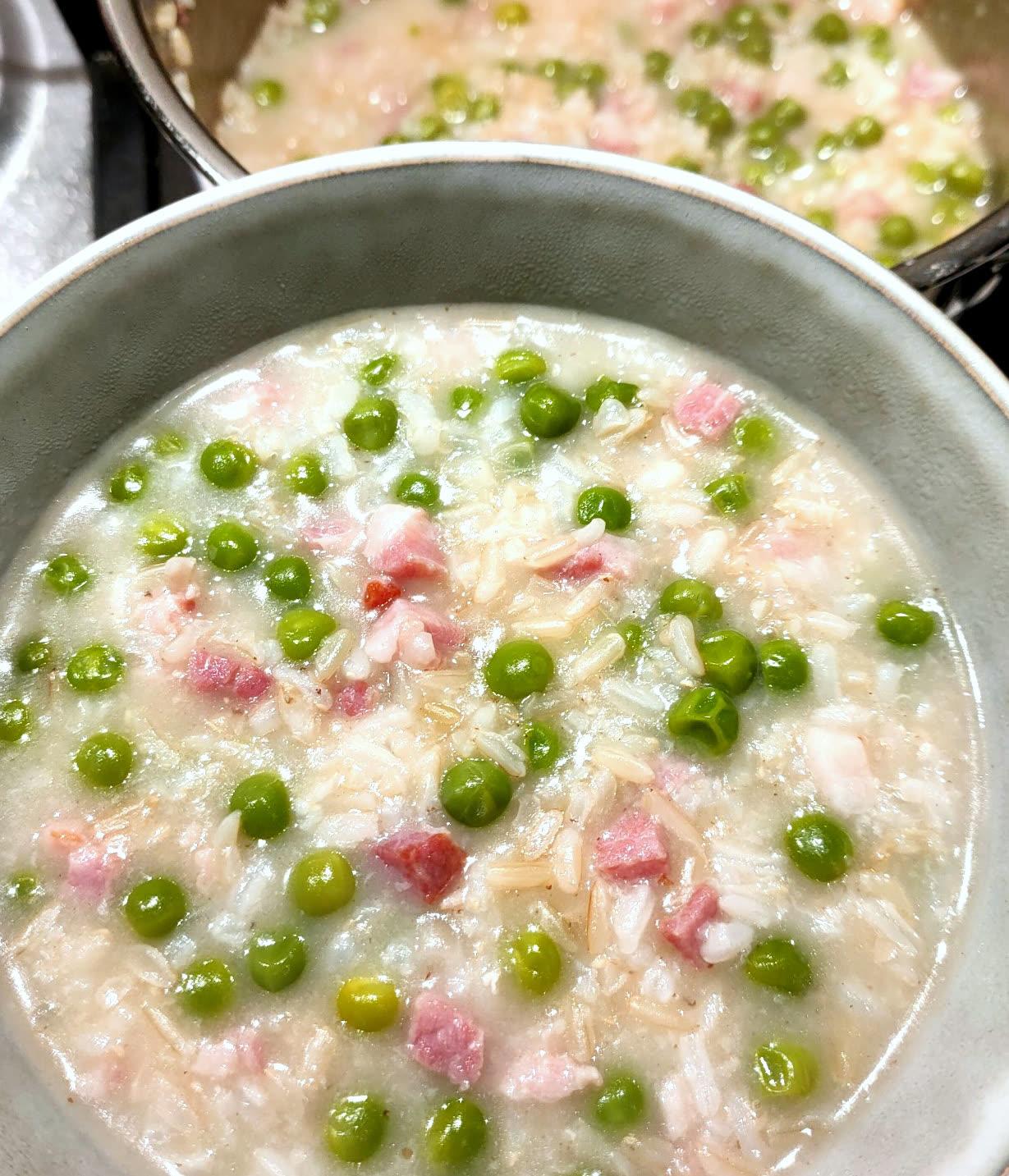 Risi e bisi con pancetta pronto da servire, cremoso e saporito