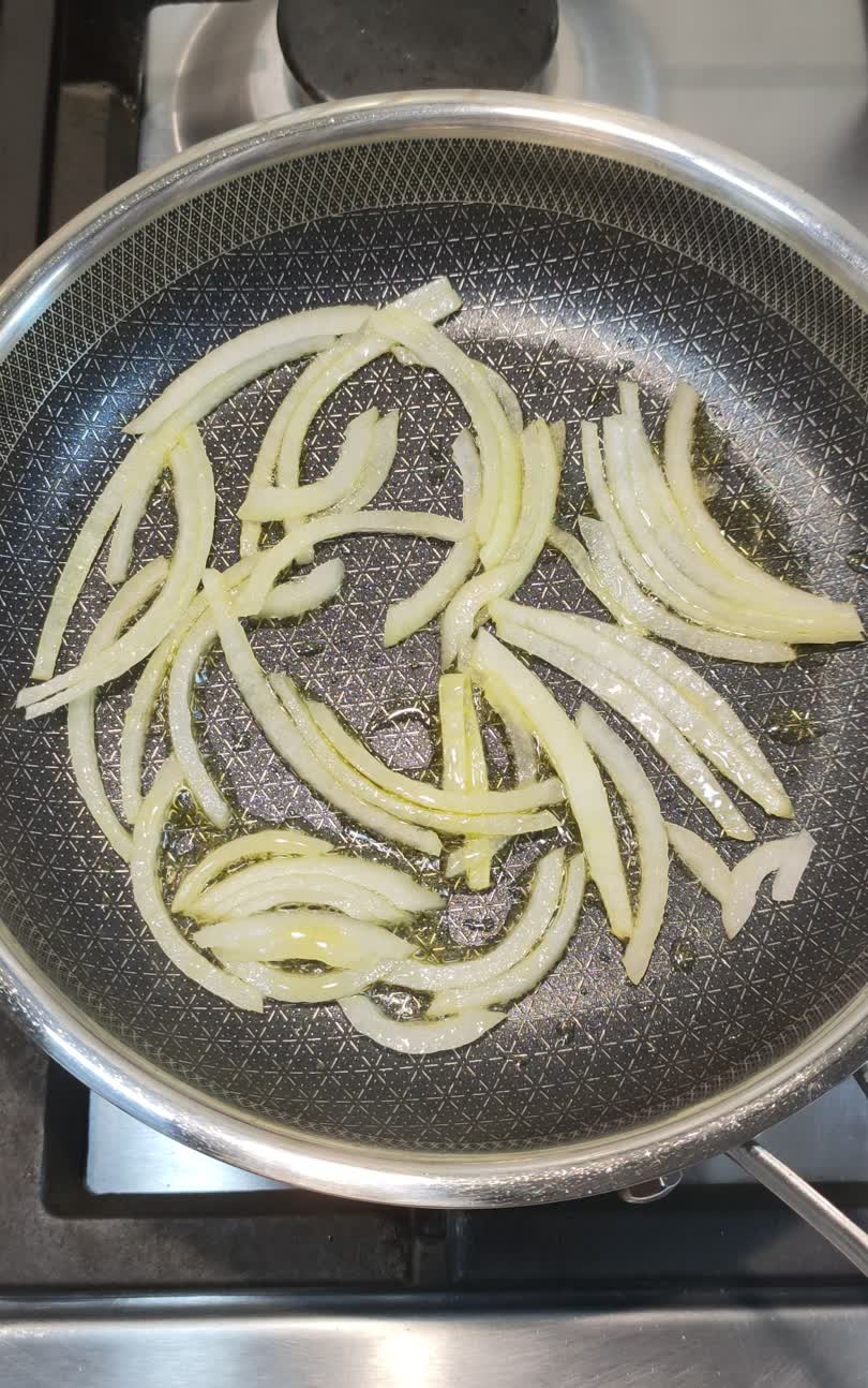 soffriggere la cipolla affettata in olio evo in padella