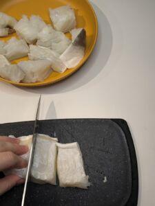Tagliare baccala a pezzi