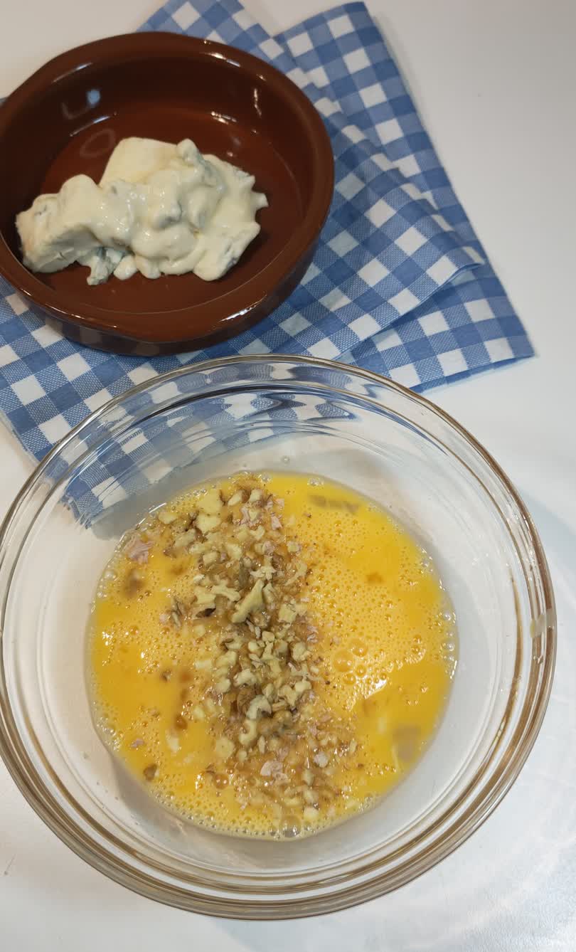 uova sbattute con noci per frittata
