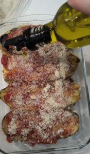 Versare olio evo sopra parmigiana