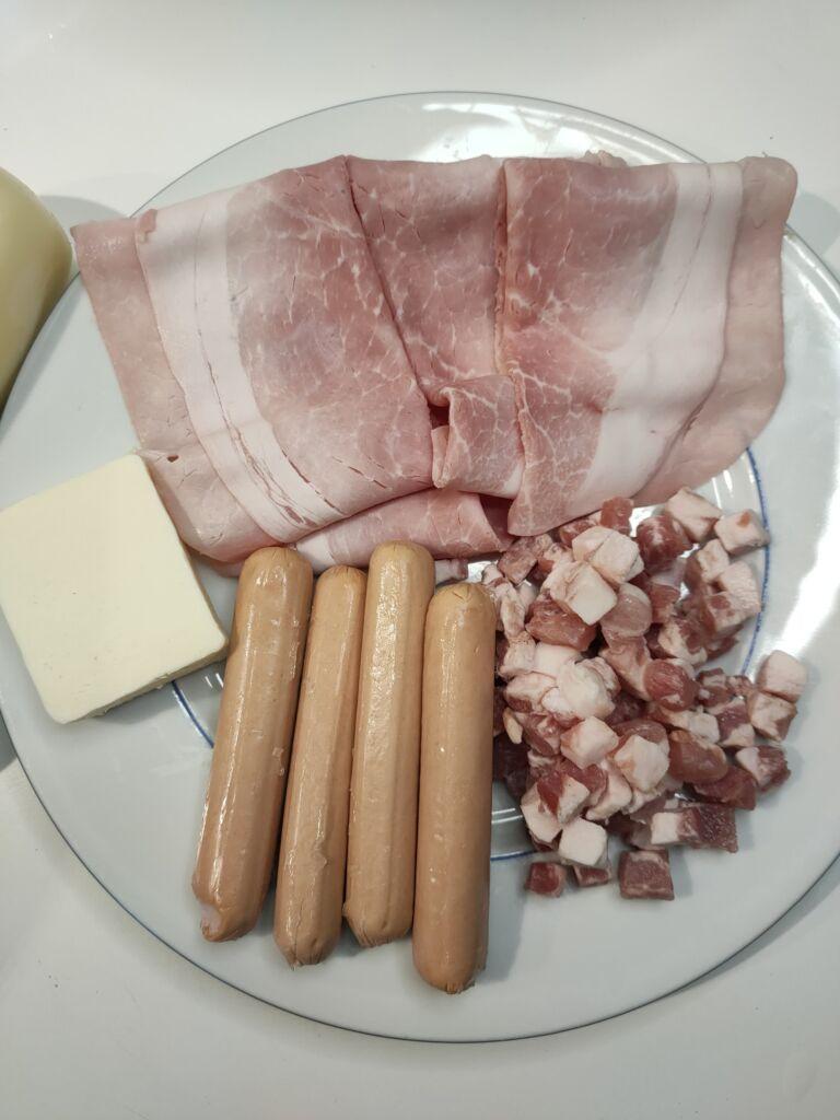 salumi e formaggi tagliati a cubetti per lo sformato di patate