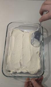 Coprire primo strato savoiardi con crema