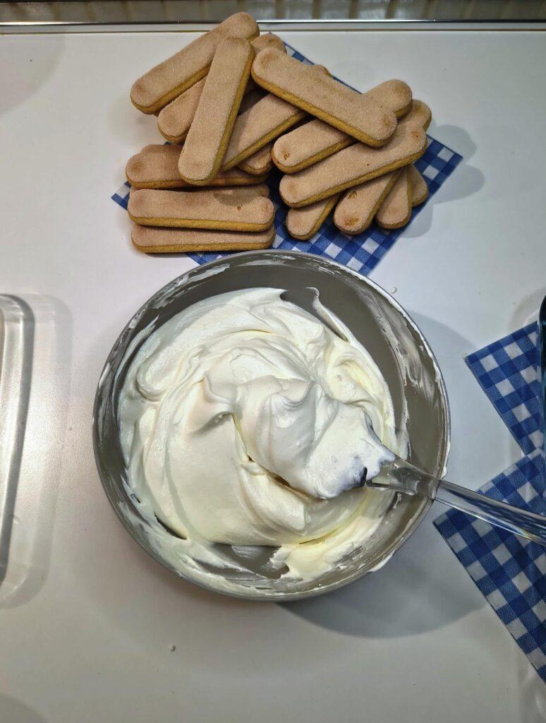 crema di mascarpone e panna per tiramisù senza uova liscia e cremosa