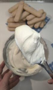 Crema con mascarpone pronta per tiramisu