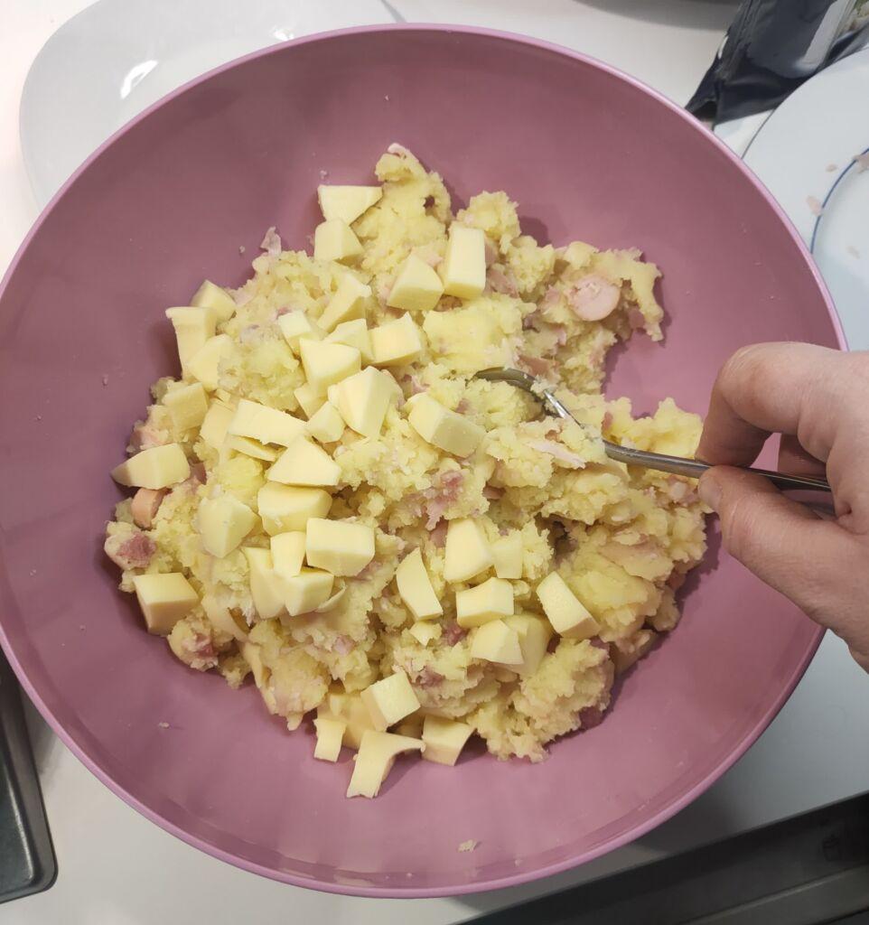 composto di patate con salumi e formaggi ben amalgamato