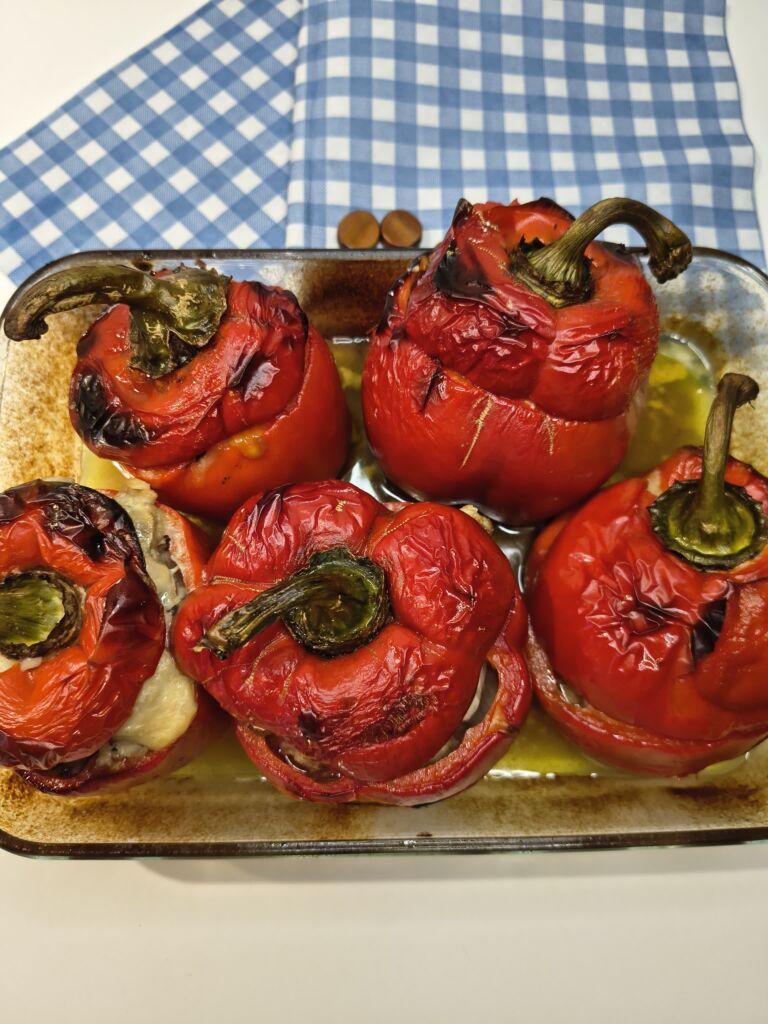teglia con peperoni ripieni appena sfornata