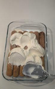 Ricoprire con la crema savoiardi secondo strato