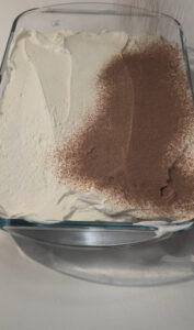 Spolverare tiramisu con il cacao