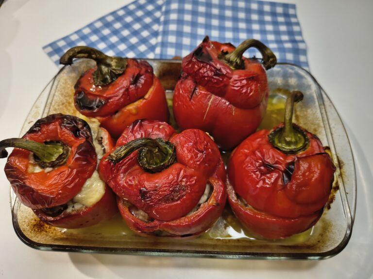 teglia con peperoni ripieni pronti appena tolta dal forno