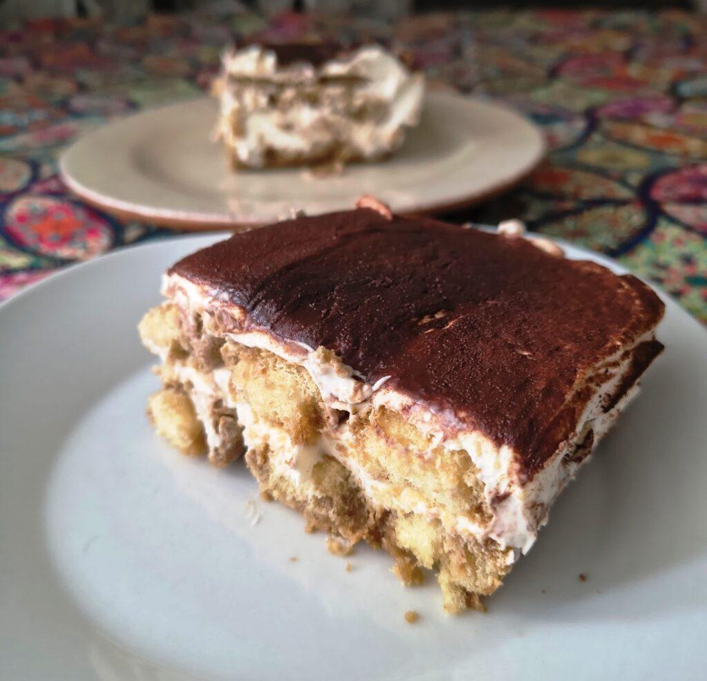 tiramisù senza uova pronto con cacao amaro spolverato sulla superficie