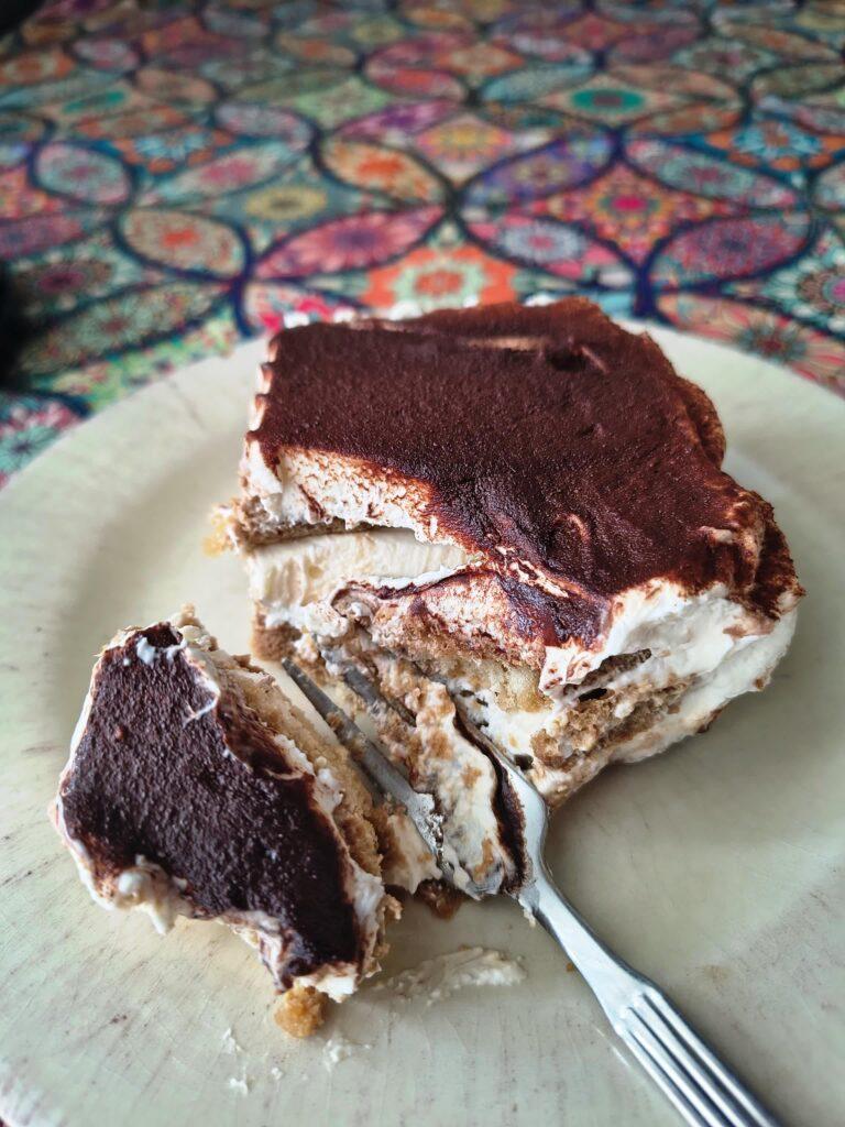 fetta di tiramisù senza uova servita nel piatto cremosa e compatta