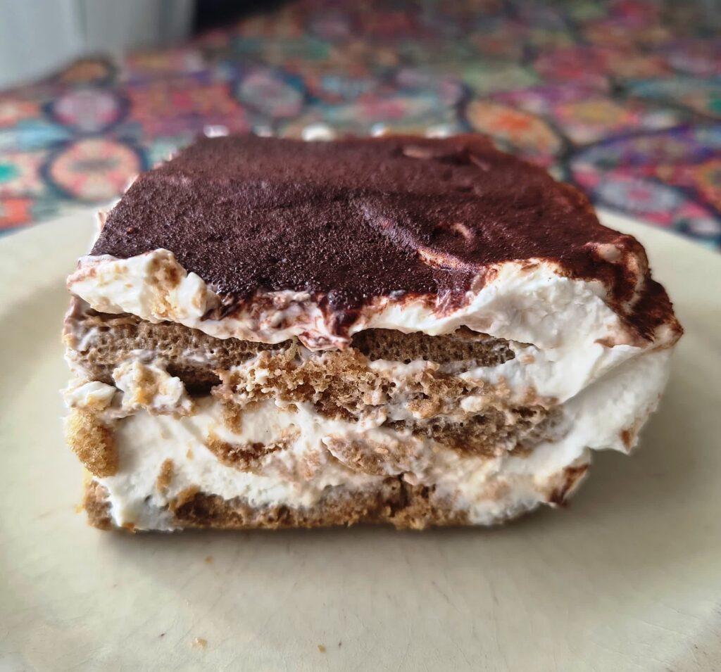 tiramisù senza uova pronto dopo il riposo in frigorifero