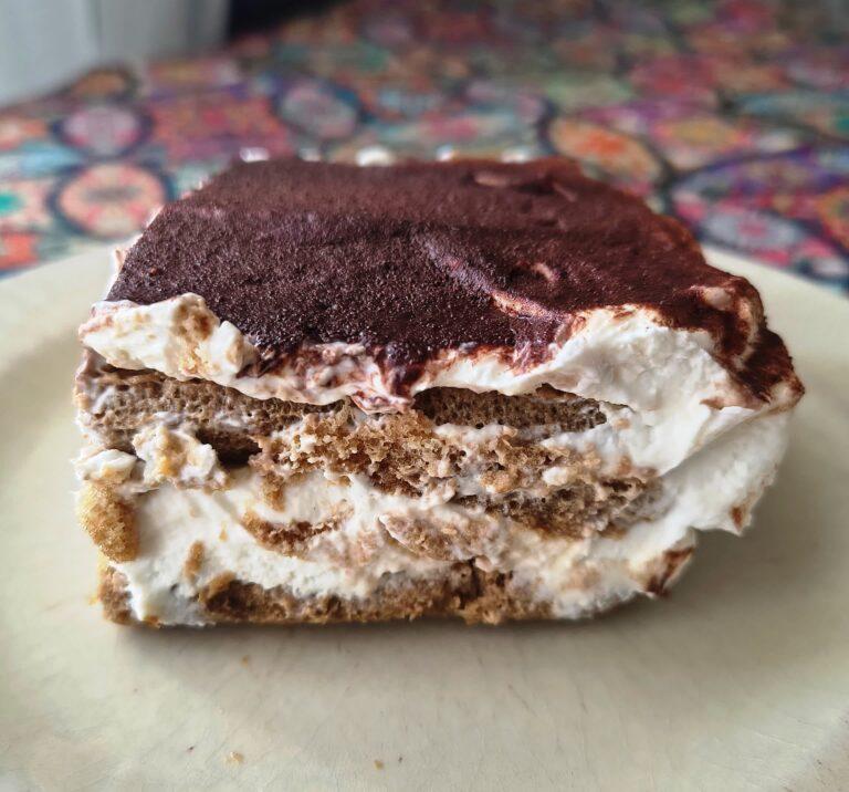 tiramisù senza uova pronto dopo il riposo in frigorifero