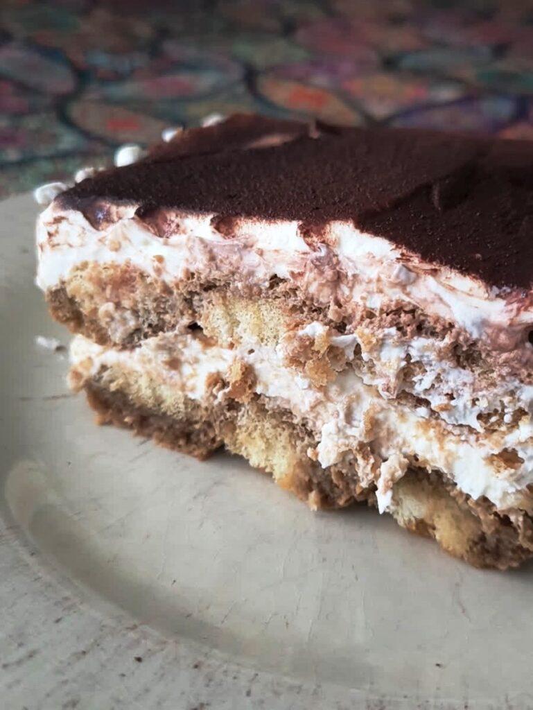 vista da vicino di tiramisù senza uova