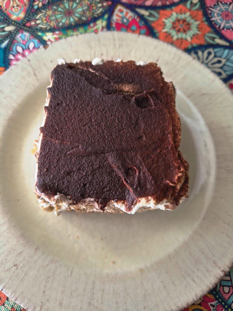 tiramisù senza uova con cacao amaro spolverato sulla superficie
