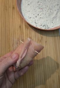 Chiudere involtini di pollo con stuzzicatendi