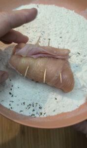 Infarinare involtini di pollo preparati