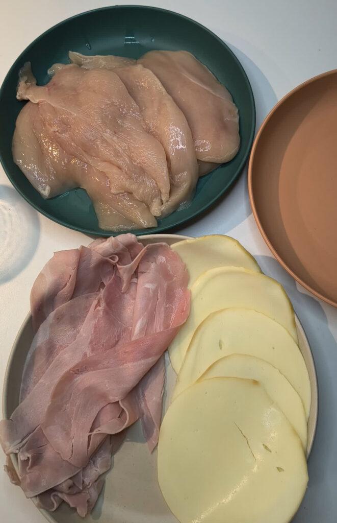 Ingredienti per preparare involtini di pollo con prosciutto cotto e scamorza affumicata