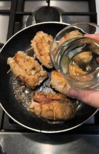 Involtini di pollo aggiungere vino in cottura