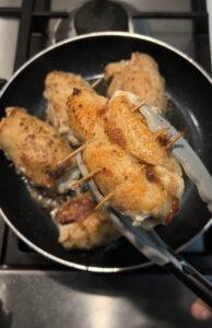 Involtini di pollo dorati in padella
