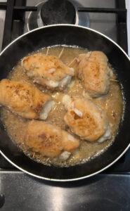 Involtini di pollo in padella con vino