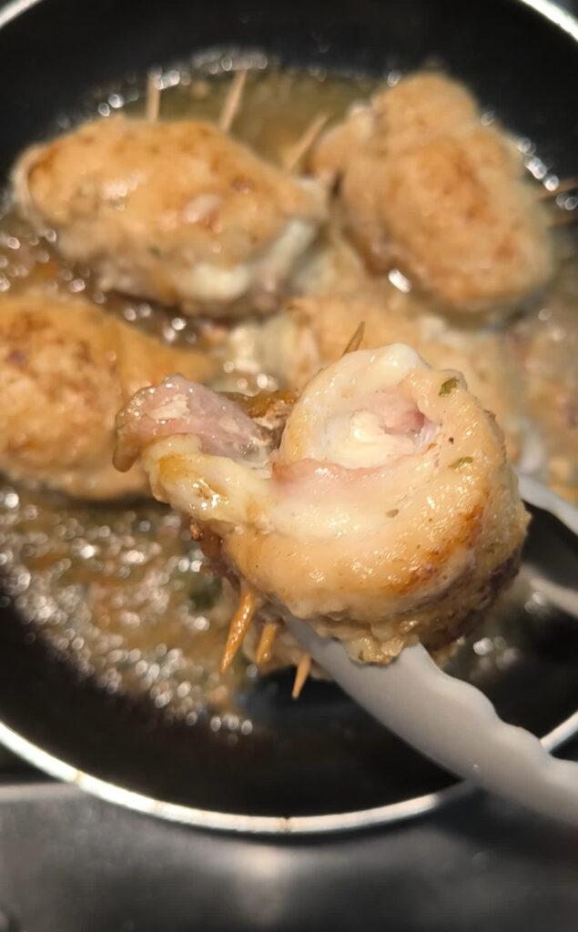 Fettine di pollo farcite con prosciutto cotto e scamorza prima di essere arrotolate