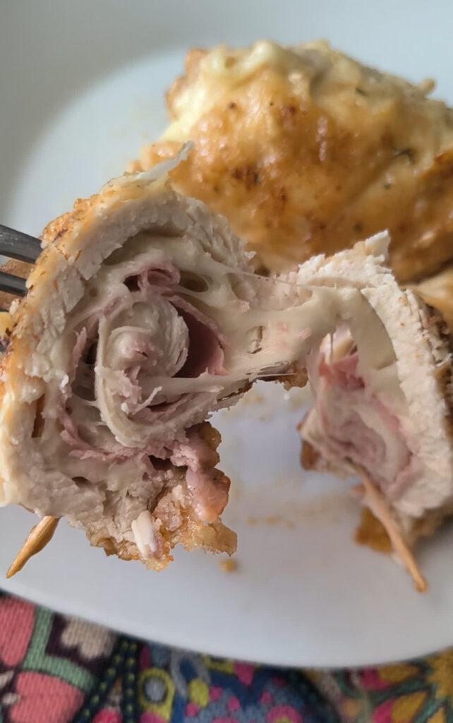 Involtini di pollo in padella tagliato nel piatto